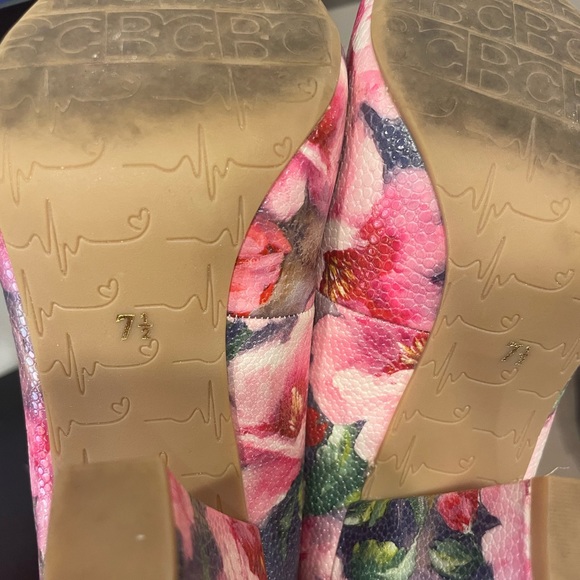 BC Floral Heels - Picture 3 of 3